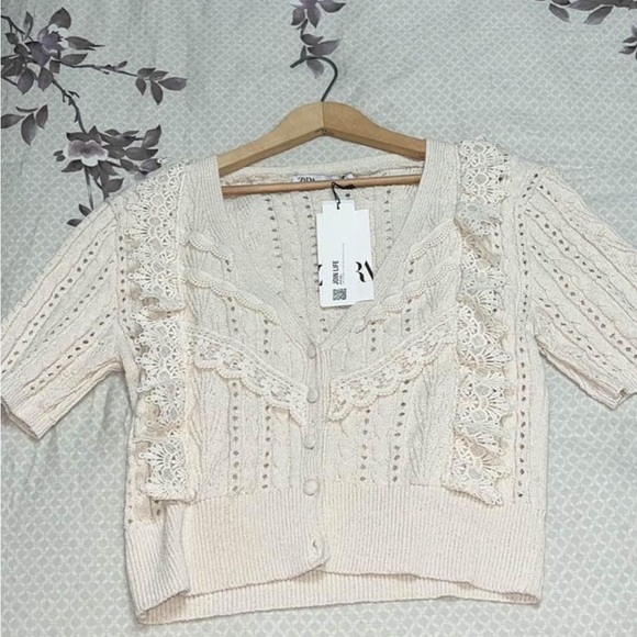 Cute top off white 🤍 - Picture 2 of 3